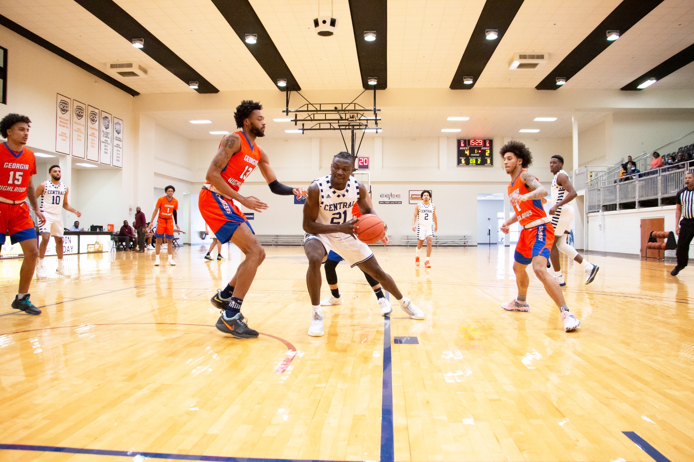 Shalom Osaba posting up a defender in the paint